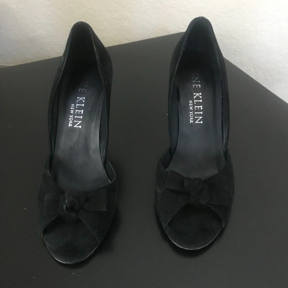 Anne Klein Shoes - Anne Klein Black Shoes with bow. Size 8